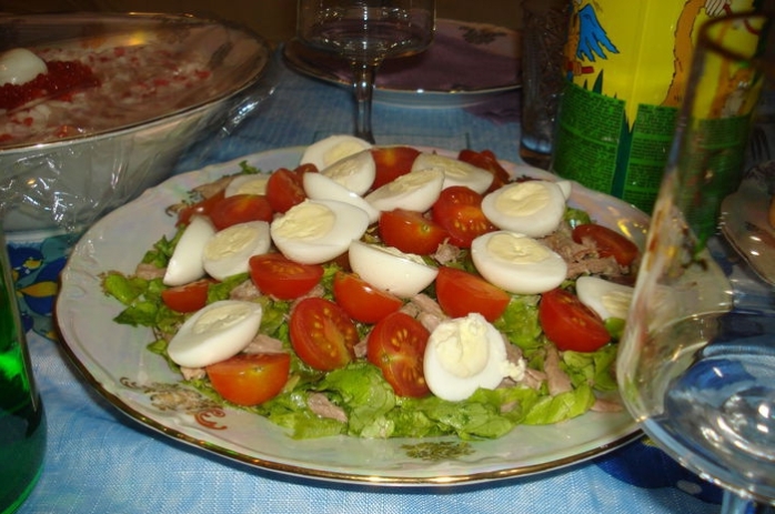 Салат с мясом, помидорками черри и с перепелиными яйцами
